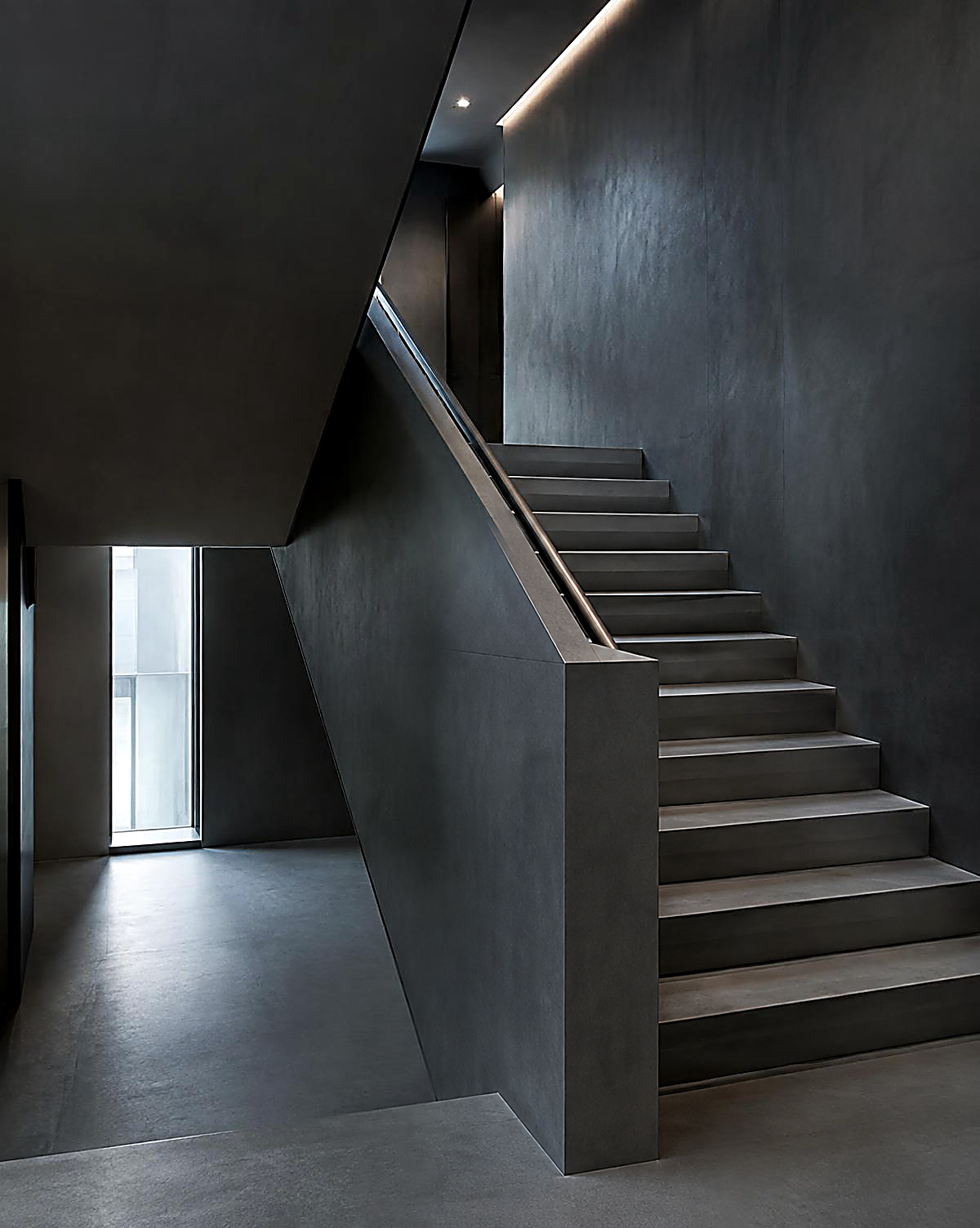Modernes, gepflegtes Treppenhaus in einem Wohngebäude